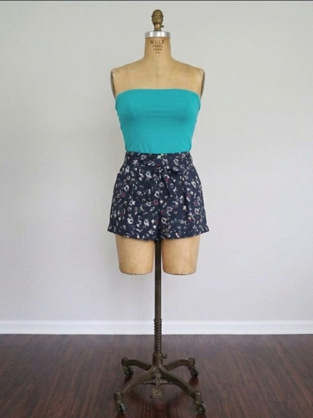 Vera Wang Light Weight Navy Blue Floral Shorts